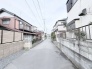 穏やかな日常が広がる、懐かしい雰囲気の小道。