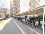 建物を照らす柔らかな光と、静かに並ぶ自転車のある日常。