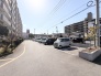 穏やかな日差しの下、ゆとりある駐車スペース。