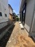建物と境界に囲まれた程よい距離感のある屋外スペースは、日々の暮らしに静かな落ち着きをもたらしてくれます。