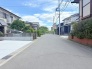 穏やかな空気が流れる閑静な住宅街で、日々の暮らしに心地よいゆとりを感じられる環境です。