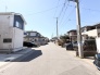 日差しが心地よい、穏やかな住宅街の風景が広がります。