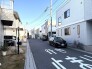 駐車が苦手な方にも嬉しい、前面６ｍ道路に面した住まい。
