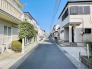 幅員の狭い道ですが、車通りの少ない住宅街に立地してます。
