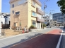 前面道路の様子。バス停も近く、市立病院や見沼代親水公園駅に行くことができます。