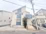 モダンなデザインと落ち着いた色合いが調和する住まい。