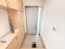温かみのある木調の建具に囲まれた、すっきりと整った空間