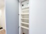 片扉を開けると現れる、整然とした収納空間