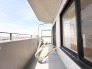 広がる空と街並みを眺めながら、ゆったりとした時間を過ごせるバルコニー