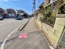 前面道路は歩道も整備され、小さなお子様にも安心です。
