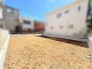 閑静な住宅街の一角にあり、自由な発想で理想の暮らしを描き出せる広々とした更地です。