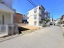 穏やかな空気が流れる住宅街に位置し、日々の暮らしに心地よいゆとりを感じさせる落ち着いた環境です。