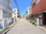 閑静な住宅街の一角にあり、穏やかな日常の始まりを感じさせるすっきりとした通りです。