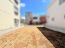 青く澄んだ空を仰ぎながら、自分らしい住まいを自由に描ける開放的な敷地が広がっています。