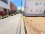 静かな住宅街に位置する、空と大地が広がりを感じさせる開放的なロケーションです。