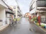 車通りの少ない閑静な住宅地、のびのびした子育てに適します。
