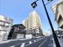 穏やかな空の下、都会的な暮らしを彩る邸宅