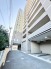 空と建物のコントラストが印象的な、整然とした佇まい。
