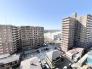 青空の下、街並みを臨む開放的な眺望が広がります。