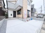 モダンで洗練された外観が印象的で、日々の暮らしに心地よい調和をもたらす住まいです。