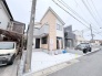 洗練された色調が街並みに馴染み、現代的で落ち着きのある佇まいを演出しています。