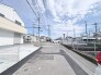 広がる青空と街並みが、穏やかな日常を予感させます。