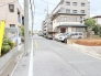 閑静な住宅街で幅員6ｍの公道のため落ち着いた暮らしと駐車のしやすさも見どころです。
