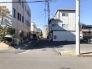 幅員の狭い道ですが、車通りの少ない住宅街に立地してます。
