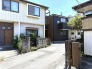 穏やかな住宅街の風景が広がり、日常に心地よい落ち着きを感じさせる住環境です。