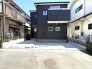 洗練されたダークトーンの外観が、街並みの中で凛とした存在感を放ちます。