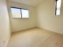 余計な装飾を削ぎ落としたシンプルな空間は、住まう方の感性に合わせて自由に彩りを添えられる余白の美しさを備えています。