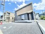 洗練されたツートーンの外観が、青空の下で静かな存在感を放ち、日々の暮らしに心地よい調和をもたらします。