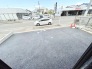 日常生活に馴染む、落ち着いた環境と利便性を備えた外観の風景です。