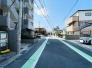幹線道路から１本入った現地は、想像以上に静かに感じられます。
