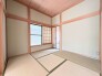 木の温もりと静けさが調和する、穏やかな和の空間。