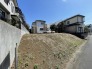 広がる空の下、心地よい風が吹き抜ける穏やかな丘。