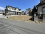 澄み渡る空の下、穏やかな街並みに佇む住まい。