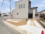 すっきりとした外観とゆとりある敷地が、穏やかな暮らしの始まりを予感させる住まいです。