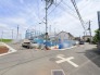 住民の方が主に利用する交通量少なめの道路に面してます。
