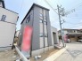 洗練された配色と端正なフォルムが街並みに溶け込み、確かな存在感を放つ佇まいです。