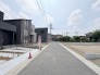周囲の環境と調和しながら、新しい暮らしの始まりを感じさせる閑静な住宅街の佇まい。