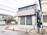 落ち着いたトーンの配色が周囲の街並みと調和し、現代的で洗練された佇まいを印象づけています。