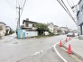 穏やかな時間が流れる落ち着いた住宅街に位置し、日々の生活が心地よく溶け込む環境が整っています。