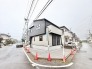 街並みにすっきりと溶け込むモダンな外観が、落ち着きのある日常を予感させます。