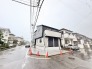 落ち着いた住宅街の角地に佇む、すっきりと洗練された外観が印象的な住まいです。