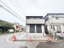 落ち着いた街並みに調和する、すっきりと洗練された佇まいが日々の暮らしを穏やかに包み込みます。