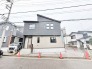 洗練されたツートーンの外観が街並みに馴染み、端正な佇まいが心地よい暮らしを予感させます。
