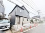 洗練されたツートーンの外観が街並みに馴染み、落ち着いた佇まいを感じさせる住まいです。