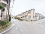 落ち着いた住宅街の雰囲気が心地よく、穏やかな暮らしを予感させる角地の街並みです。