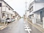 落ち着いた住宅街の雰囲気が漂い、日々の暮らしに穏やかな安心感をもたらしてくれる住環境です。